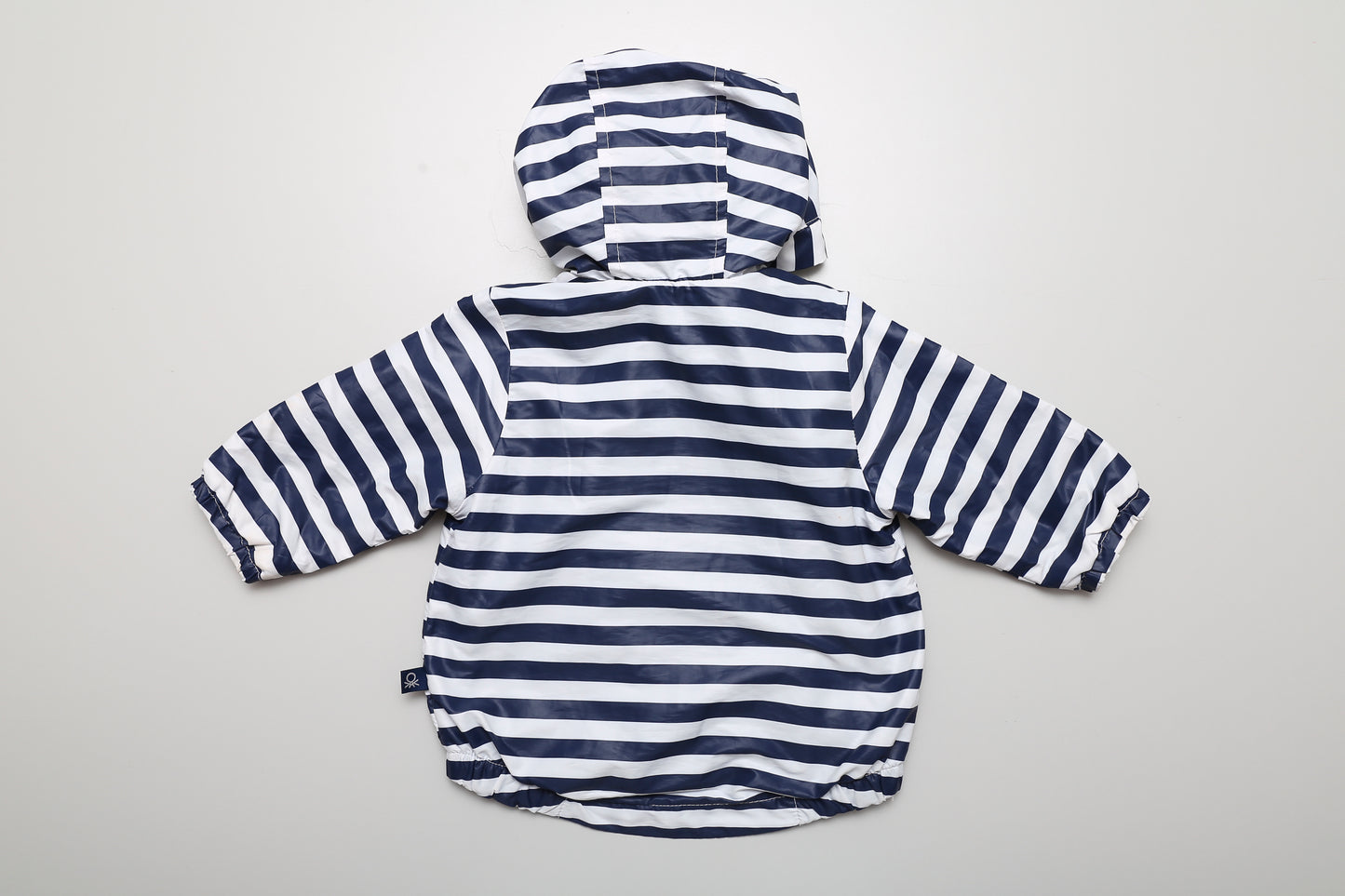 Schwarz-weiß gestreifte Windjacke/Regenjacke (68-74)