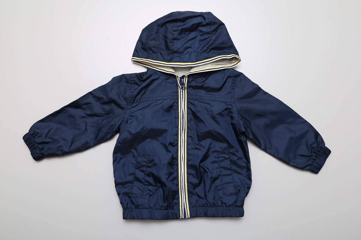 Dunkelblaue Windjacke mit Kapuze und Reißverschluss, Größe 74.