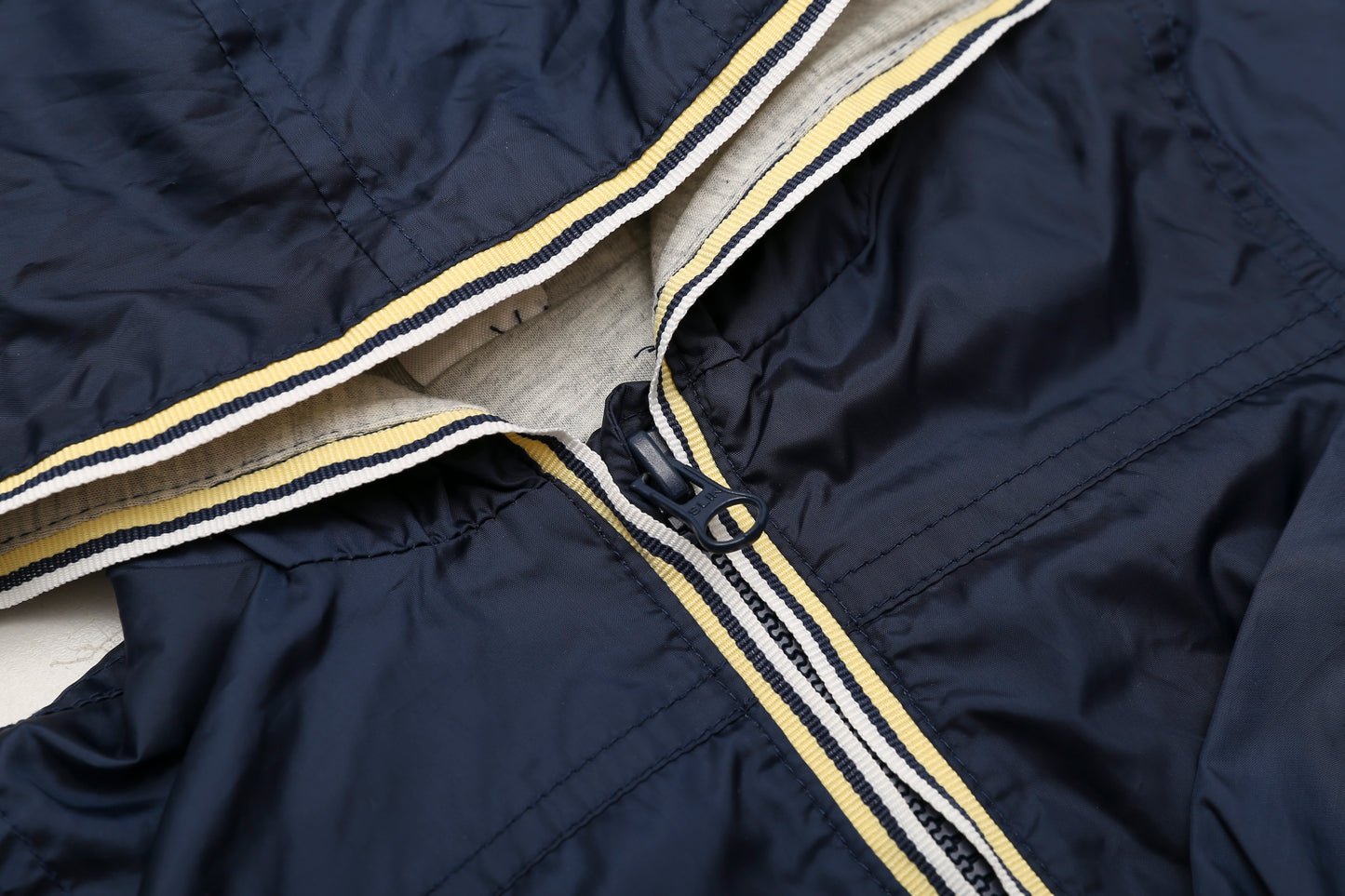 Dunkelblaue Windjacke mit Kapuze (74)