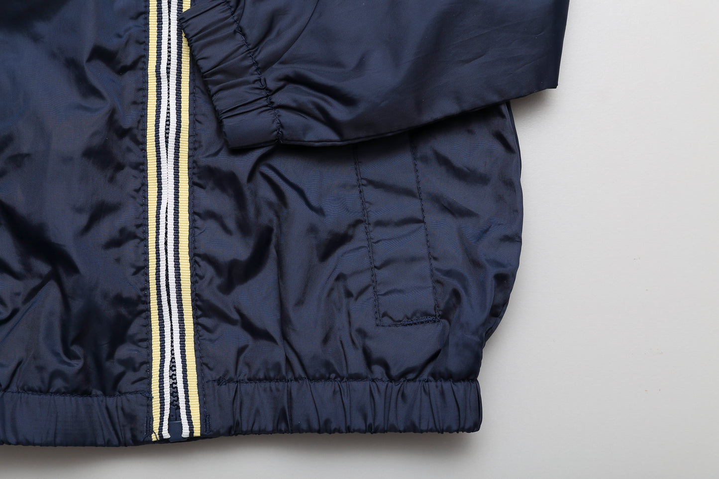 Dunkelblaue Windjacke mit Kapuze (74)