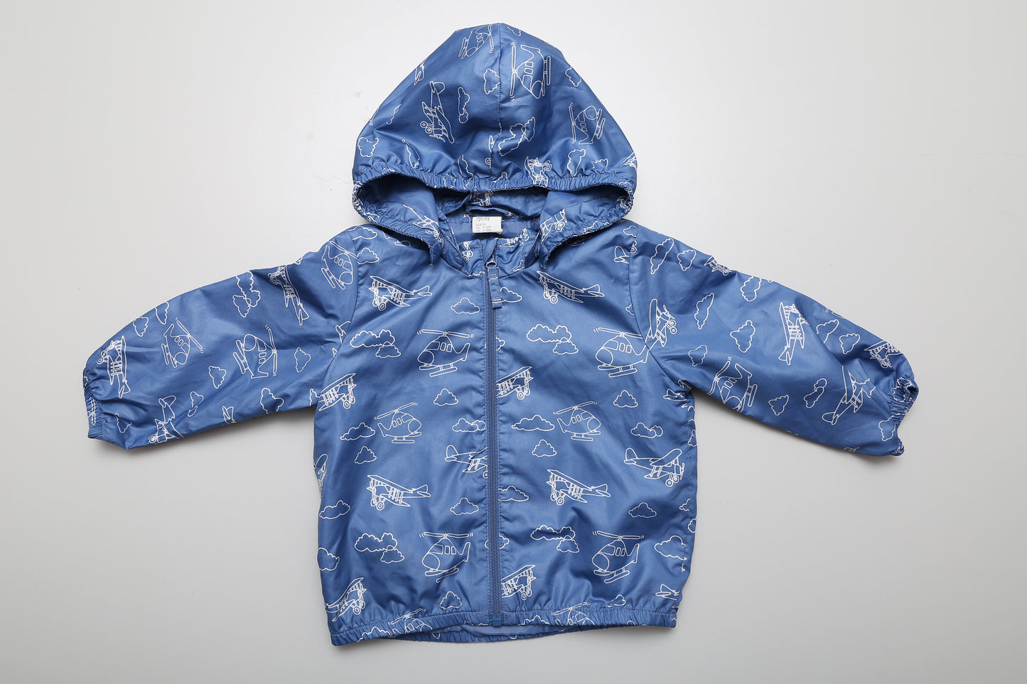 Superniedliche Windjacke mit Flugzeug- und Hubschrauber-Motiv, abnehmbarer Kapuze, Größe 80.