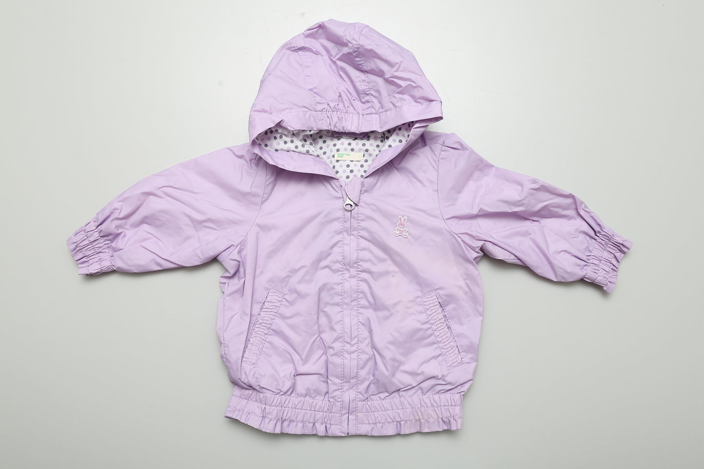 Lila Windjacke/Regenjacke mit Kapuze und Reißverschluss. Laut Etikett Größe 68, fällt aber etwas größer aus.
