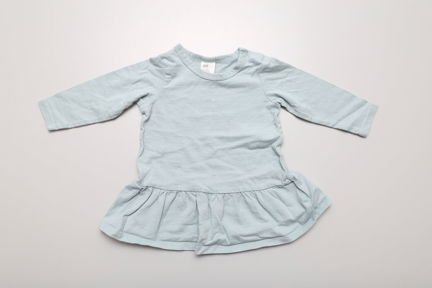 Hellgrünes Langarmkleid mit glänzendem Faden (68)