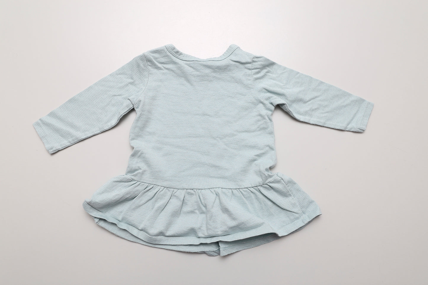 Hellgrünes Langarmkleid mit glänzendem Faden (68)