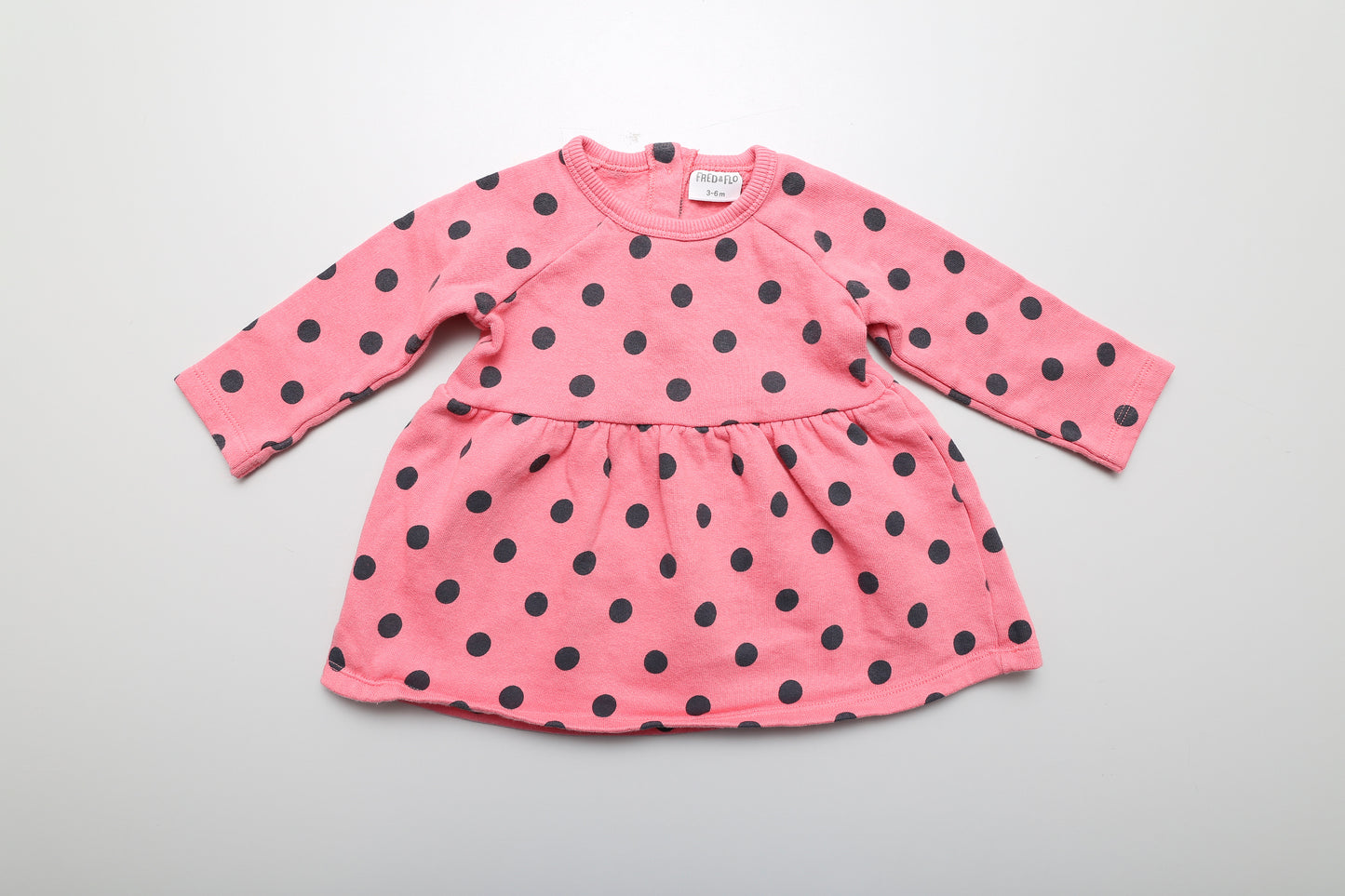 Gepunktetes Langarmkleid aus dickerem Stoff, mit Knöpfen auf der Rückseite. Ideal für Frühling und Herbst. Größe 68.