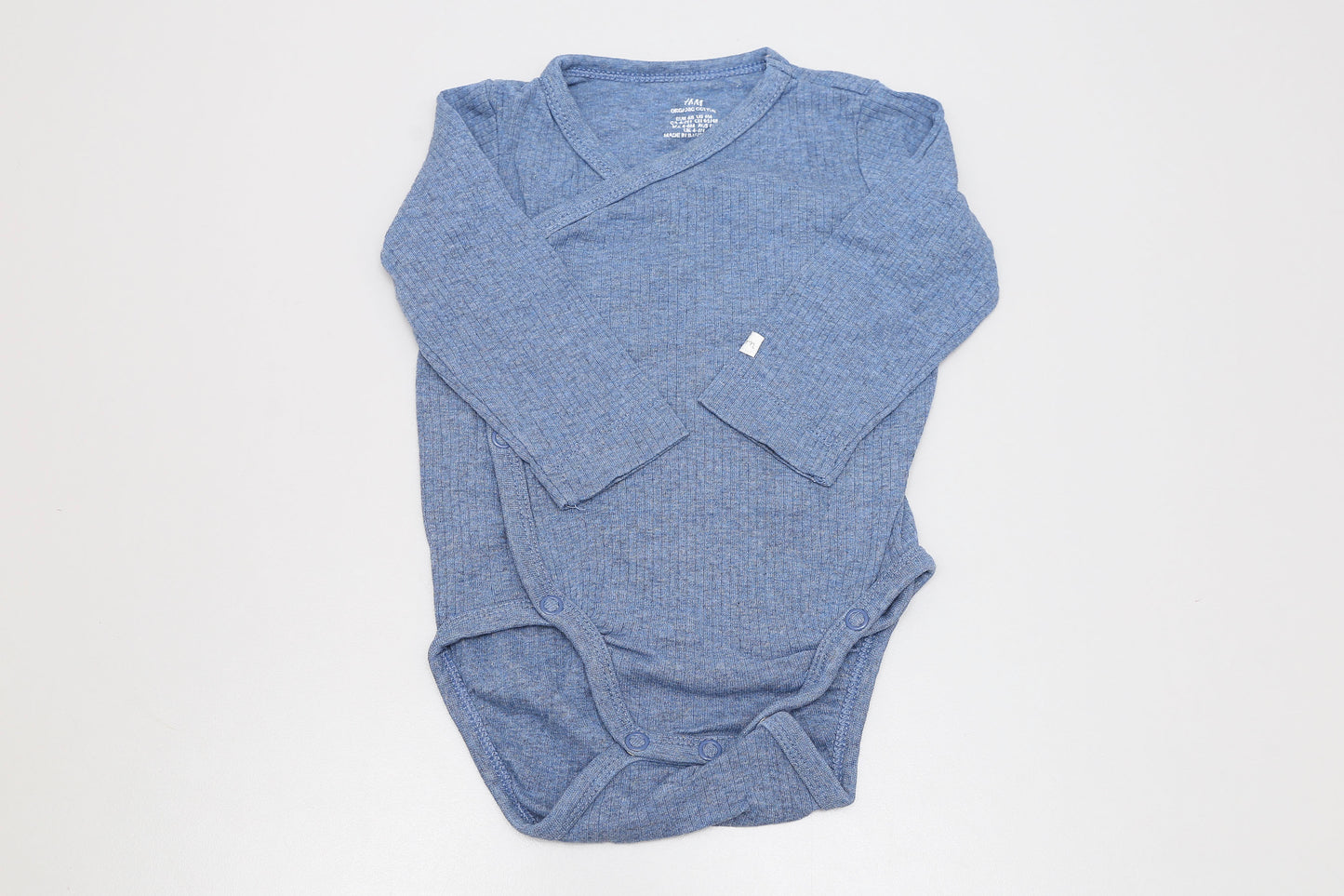 Blauer Wickelbody aus geripptem Stoff, neuwertig, Größe 68.