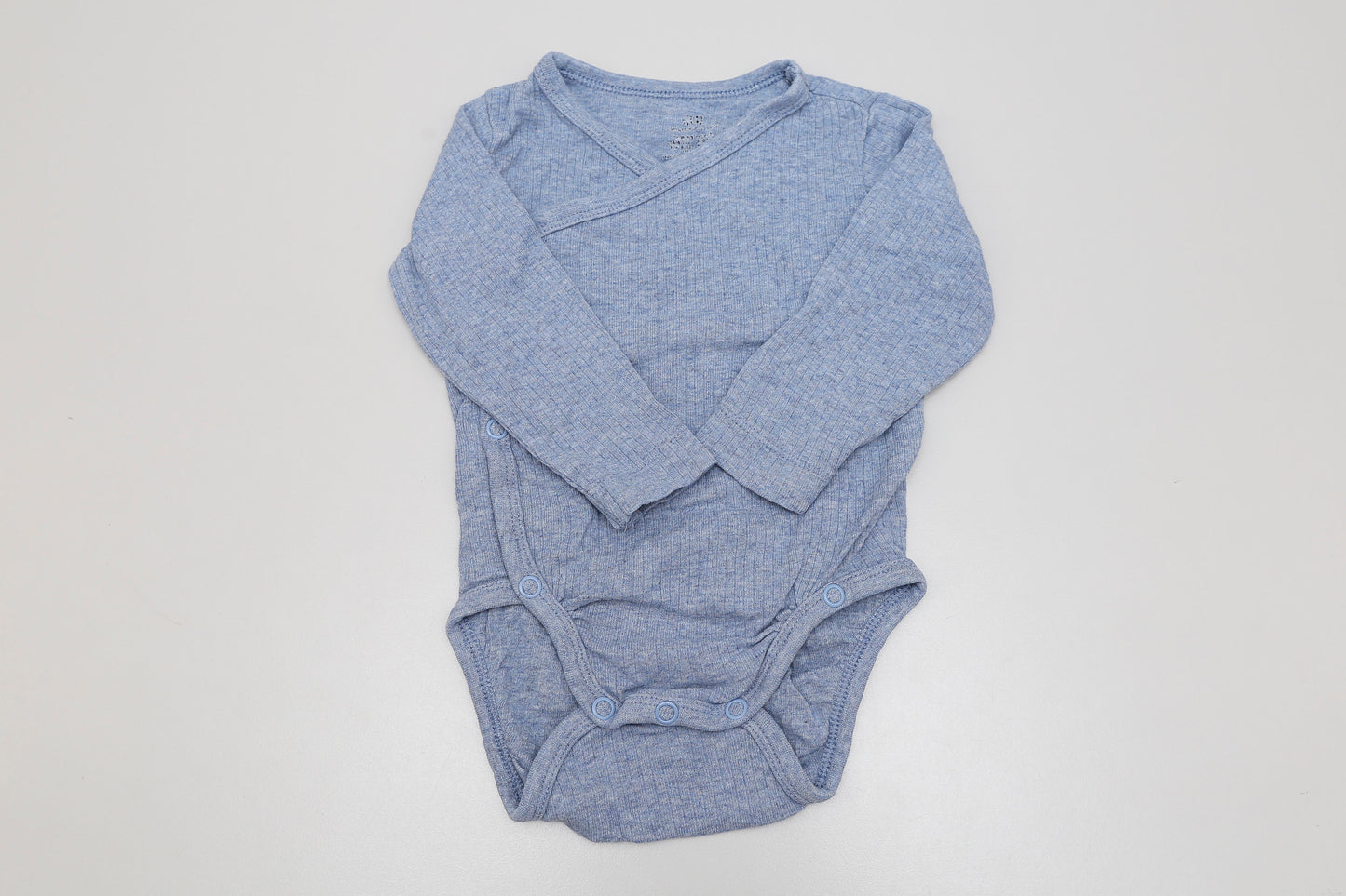 Blauer Wickelbody aus geripptem Stoff, Größe 68.