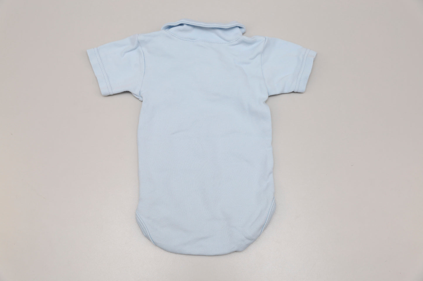 Hellblauer Giraffen-Polo-Body (68-74) - KlugeMutti
