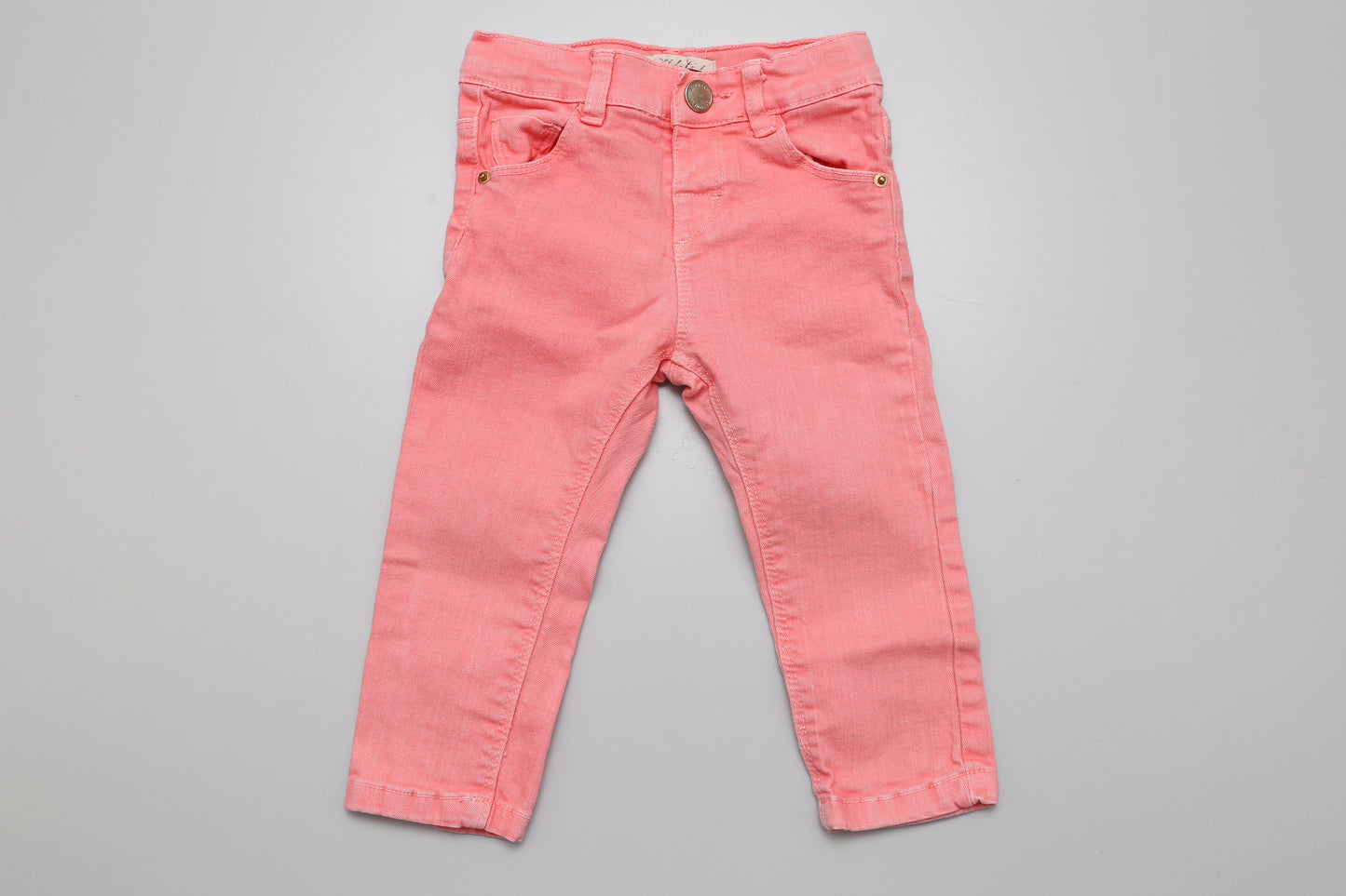 Wunderschöne rosa Waschjeans für kleine Mädchen mit verstellbarem Bund, Größe 80.