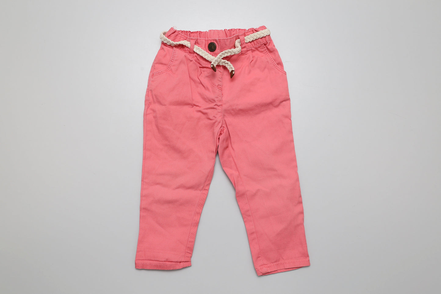 Rosa Stoffhose aus 100 % Baumwolle mit verstellbarem Bund und Gürtel für kleine Mädchen, Größe 80.