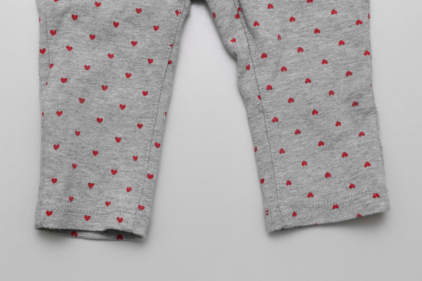Graue Leggings mit roten Herzchen aus sehr dehnbarem Material (74-80) - KlugeMutti