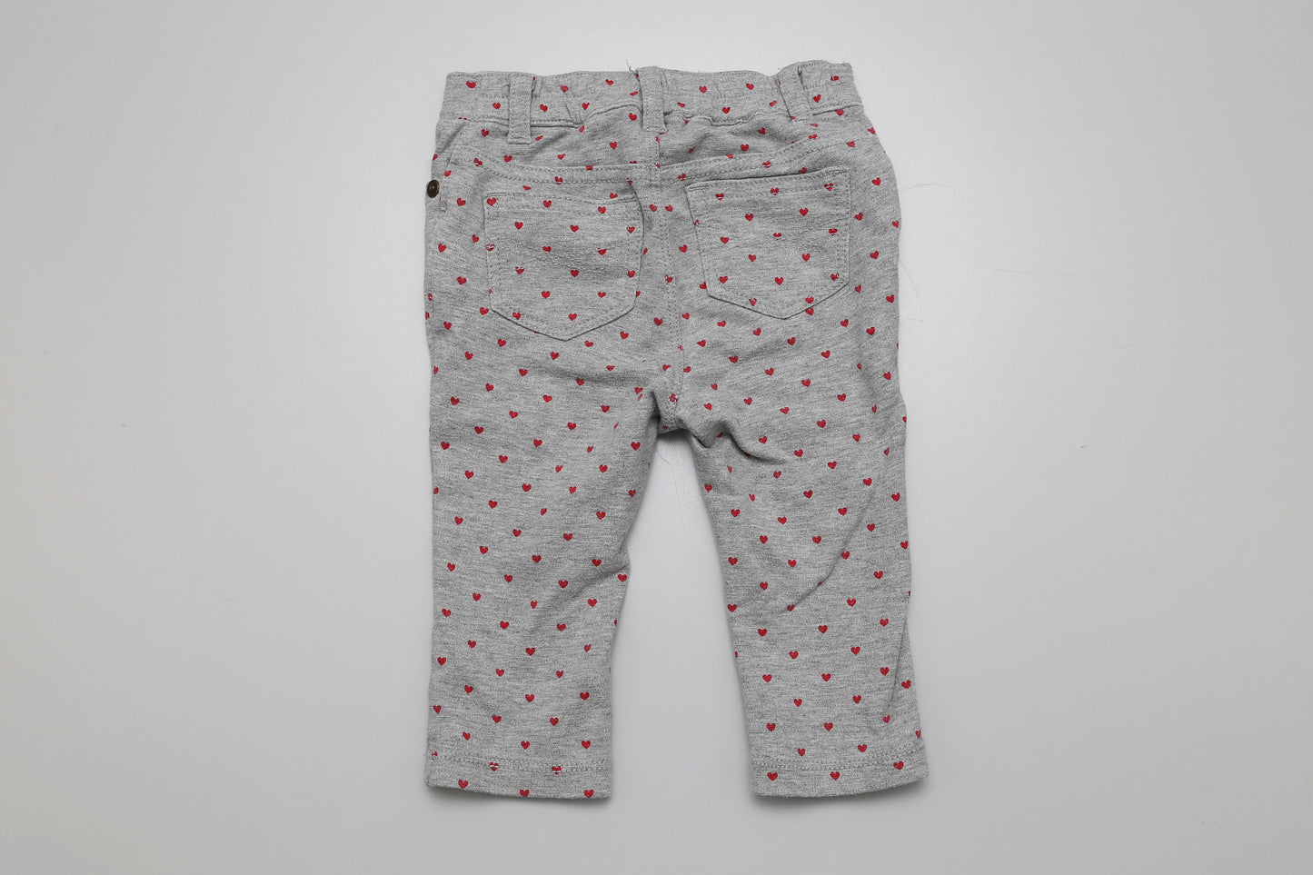 Graue Leggings mit roten Herzchen aus sehr dehnbarem Material (74-80) - KlugeMutti