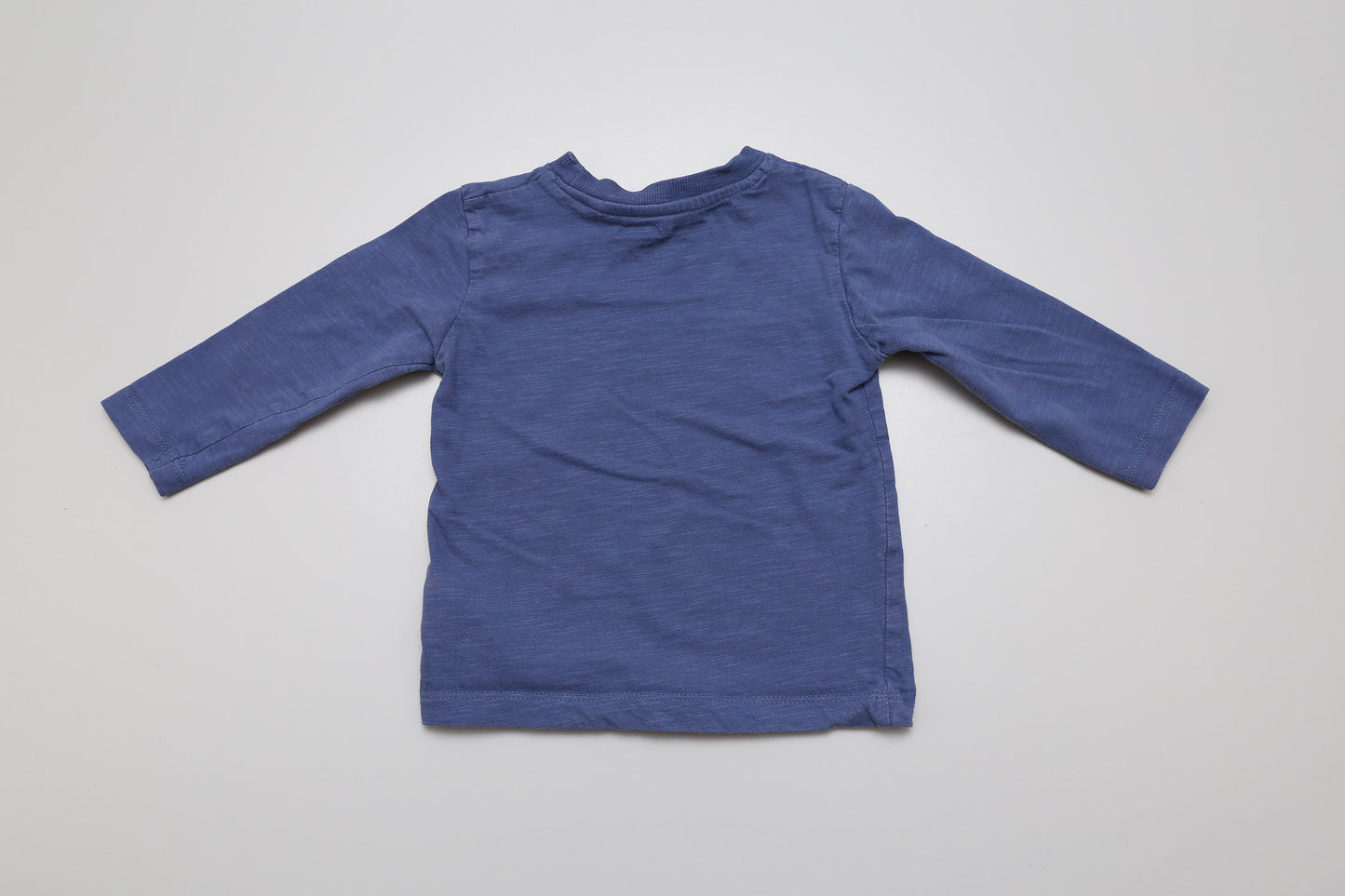 Blaues Langarmshirt mit kleiner Dino-Stickerei (80)