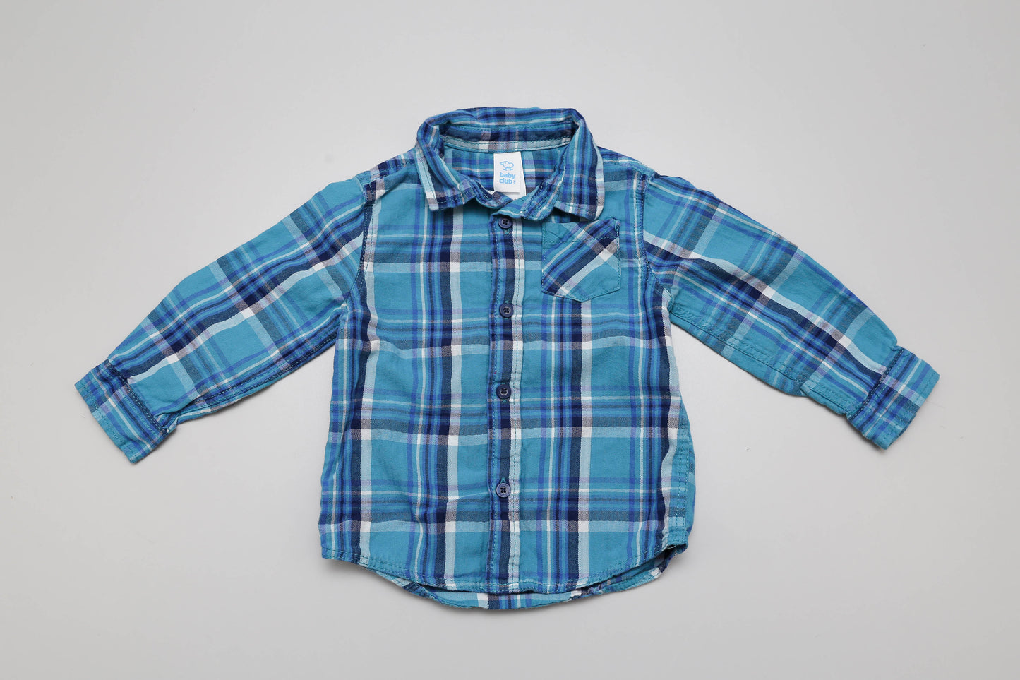 Klassisches, blau kariertes Hemd für kleine Jungs – aus 100 % weicher Baumwolle. Perfekt für besondere Anlässe oder schicke Alltagslooks. In Größe 80 erhältlich.