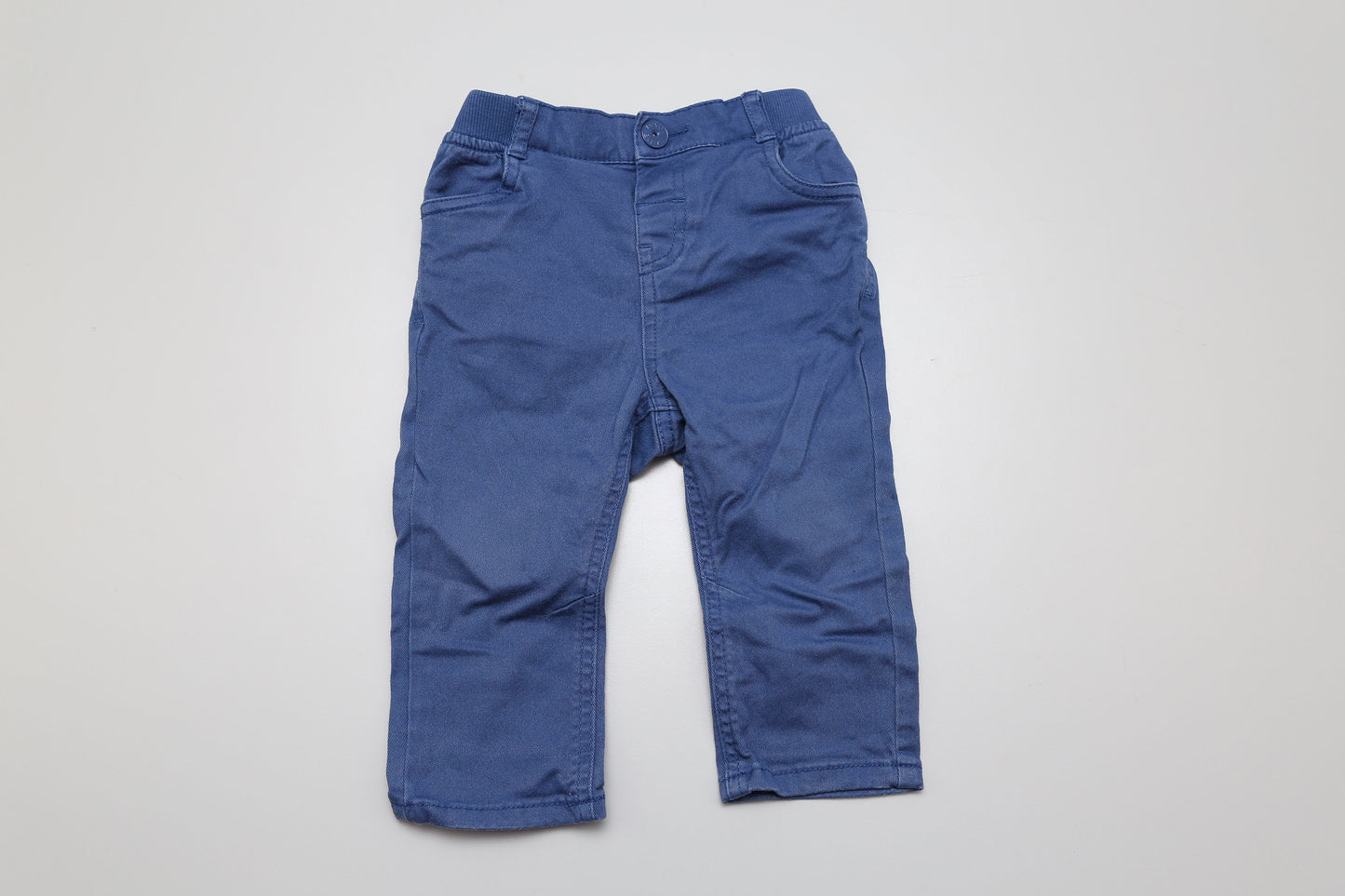 Bequeme, blaue Hose für kleine Jungs – mit elastischem Bund für einfaches An- und Ausziehen. Perfekt für aktive Babys und gemütliche Alltagsabenteuer. Passend in Größe 80.
