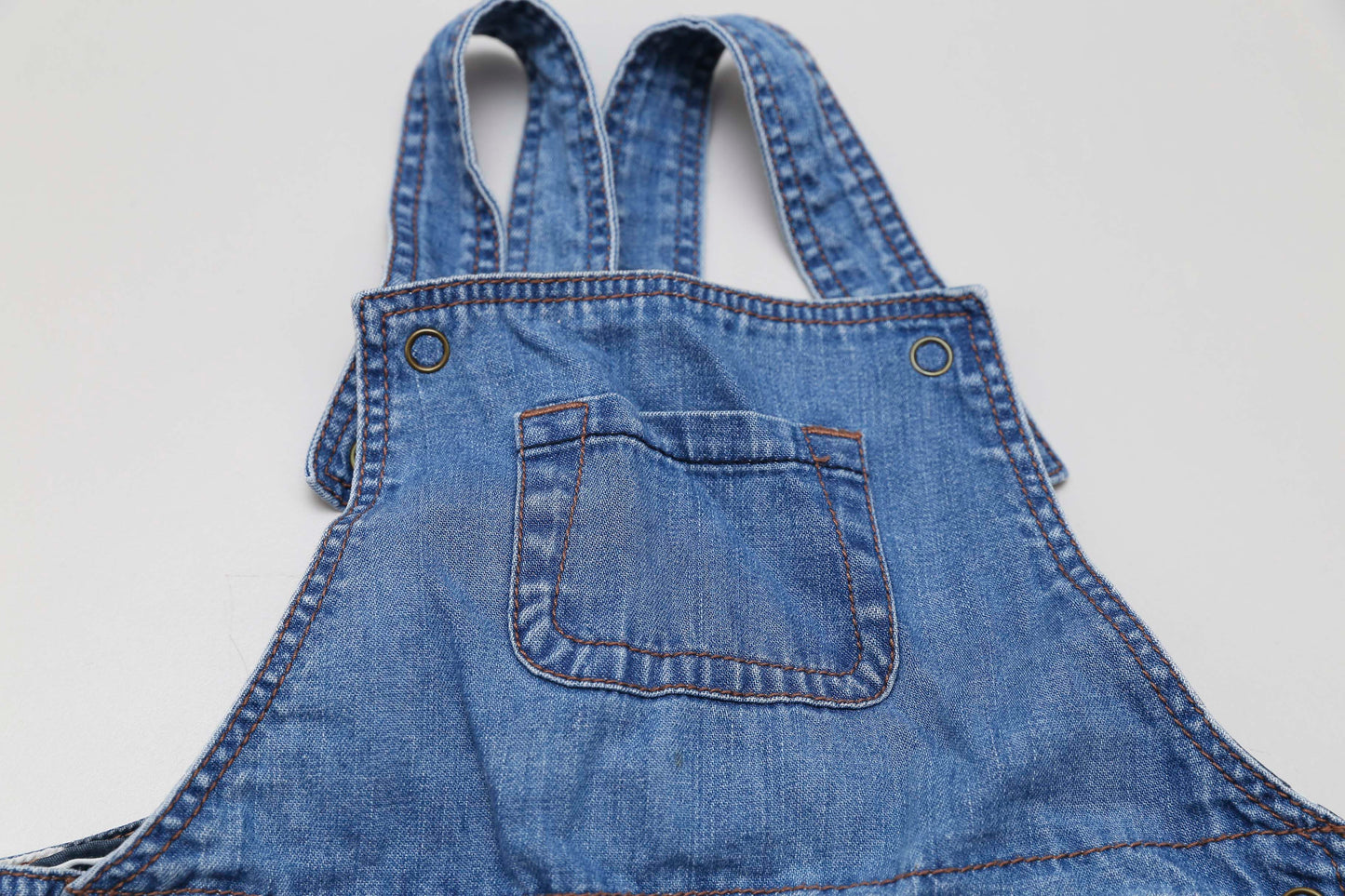 Latzhose aus weichem Denim – GOTS-zertifiziert (80)
