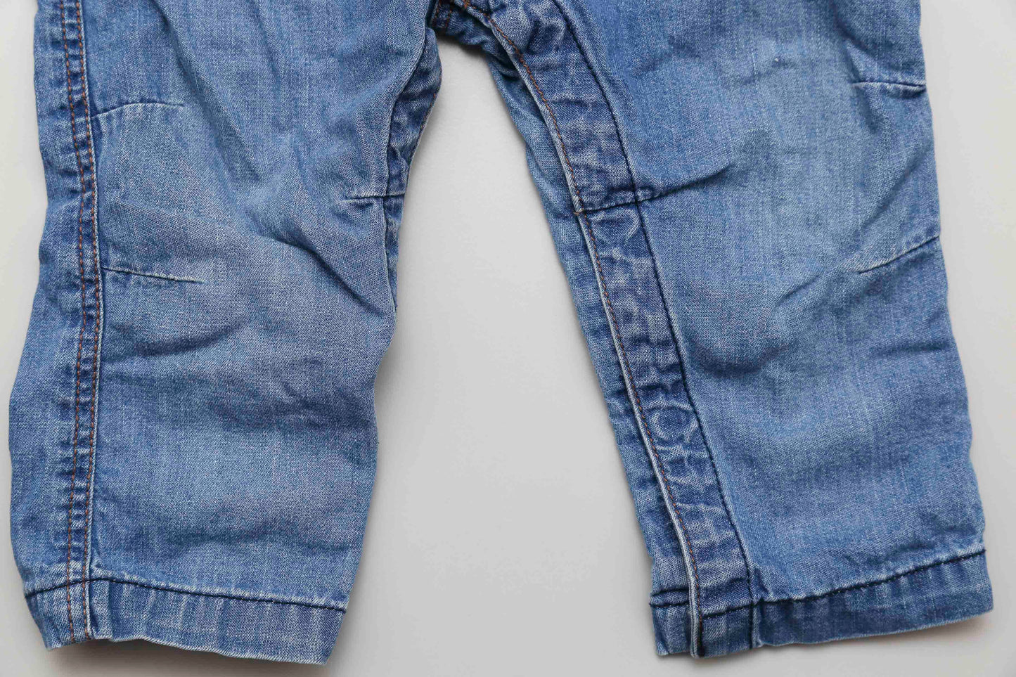 Latzhose aus weichem Denim – GOTS-zertifiziert (80)