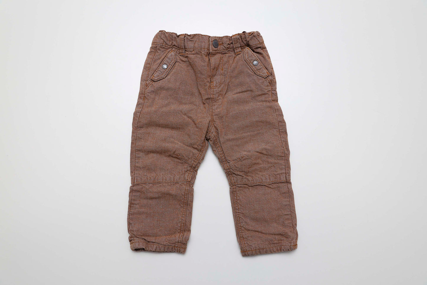 Diese hübsche, braune Hose für kleine Jungs hat einen verstellbaren Bund für optimalen Tragekomfort. Sie ist als Größe 80 gekennzeichnet, passt aber eher wie 80–86. Ideal für aktive Babys, die mitwachsen!