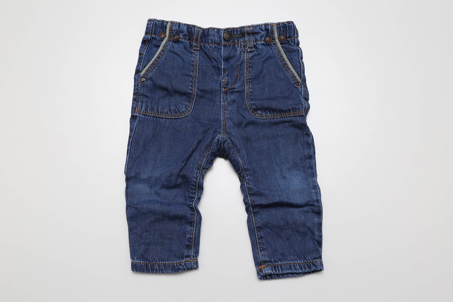 Warme, gefütterte Jeans für kleine Jungs von Zara – in klassischem Blau und mit verstellbarem Bund für perfekten Sitz. Die weiche Innenseite sorgt für extra Komfort an kühleren Tagen. Passend in Größe 80.