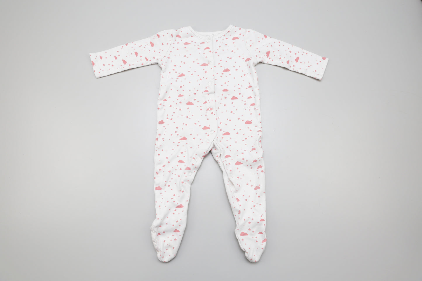 Süßer, weißer Strampler mit geschlossenen Füßen und zartem rosa Wolkenmuster – aus 100 % weicher Baumwolle, sanft zur Babyhaut. Perfekt für gemütliche Tage und ruhige Nächte. In Größe 80 erhältlich.