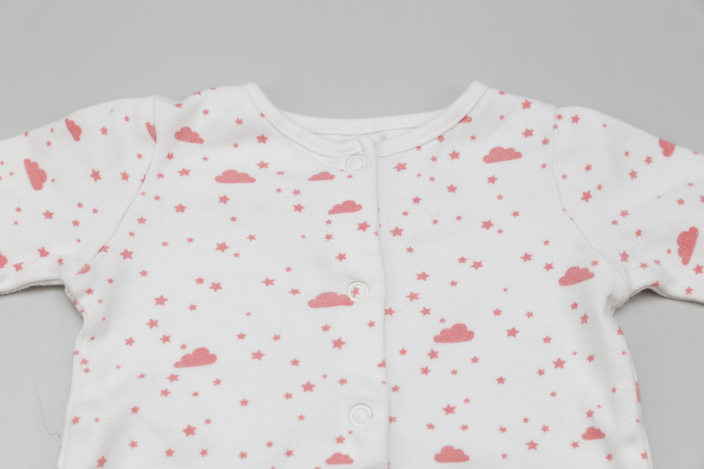 Weißer Strampler mit rosa Wolkenmuster (80)