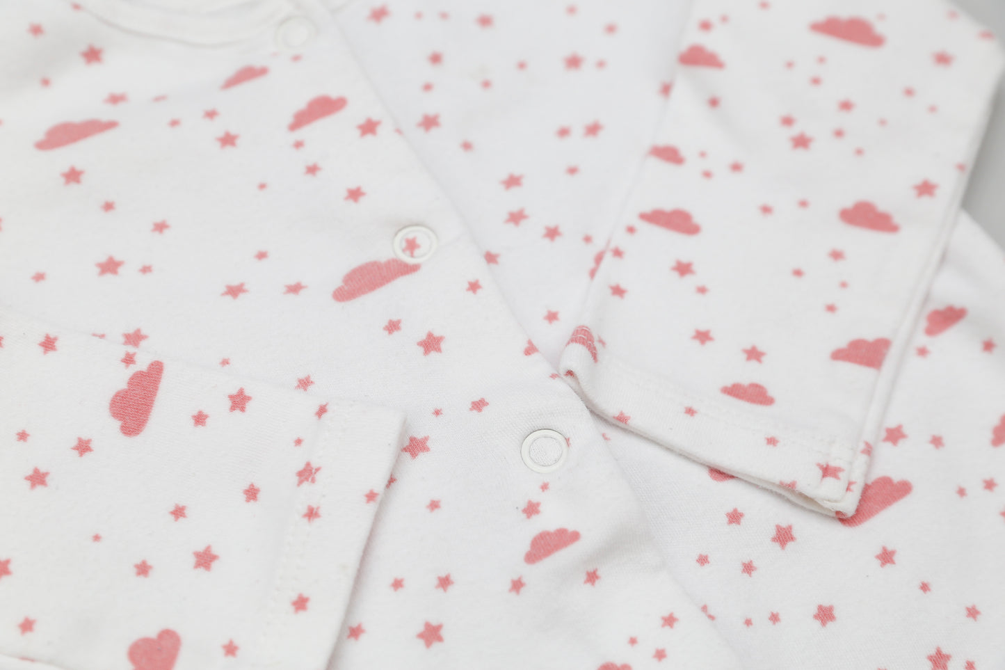 Weißer Strampler mit rosa Wolkenmuster (80)