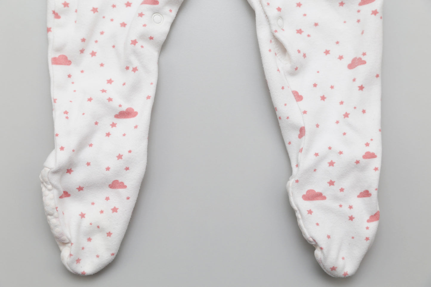 Weißer Strampler mit rosa Wolkenmuster (80)