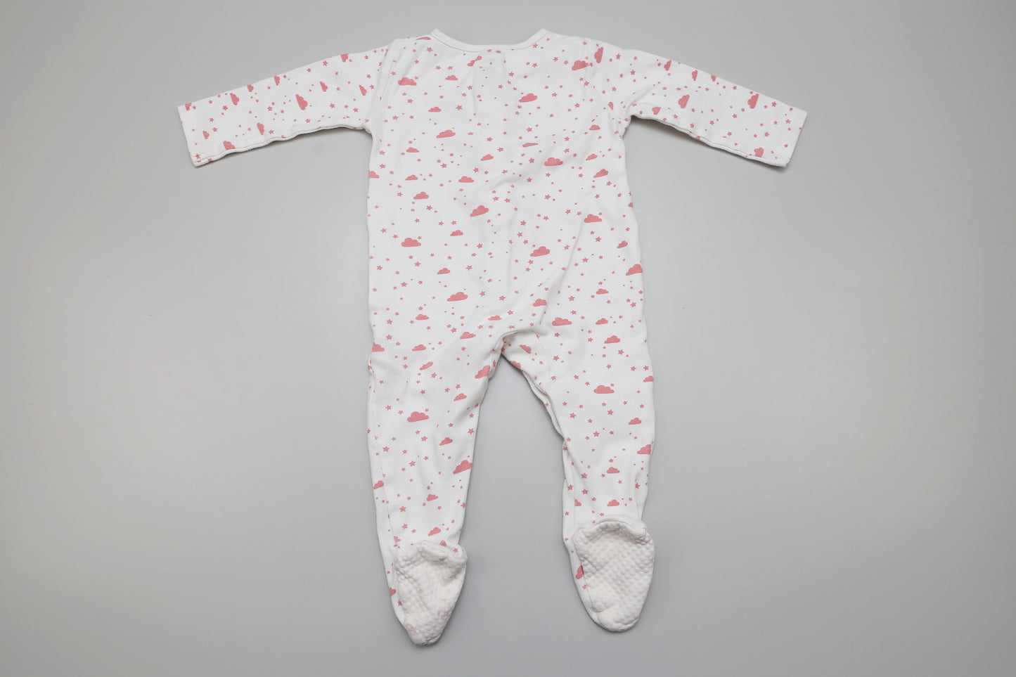 Weißer Strampler mit rosa Wolkenmuster (80)