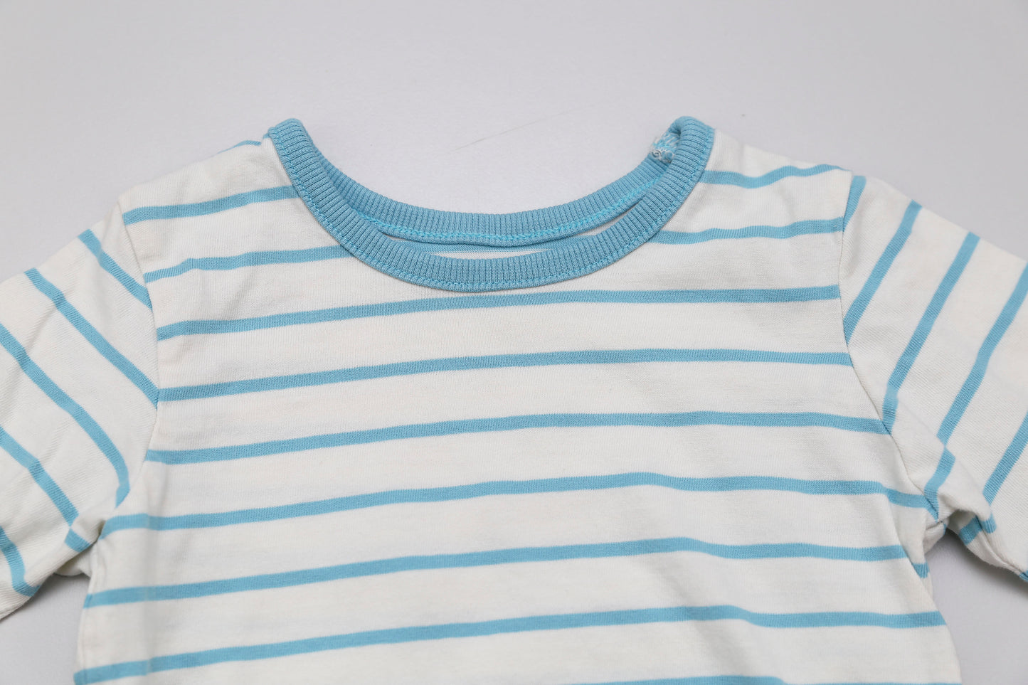 Langarmshirt mit hellblau-cremefarbenen Streifen (80)