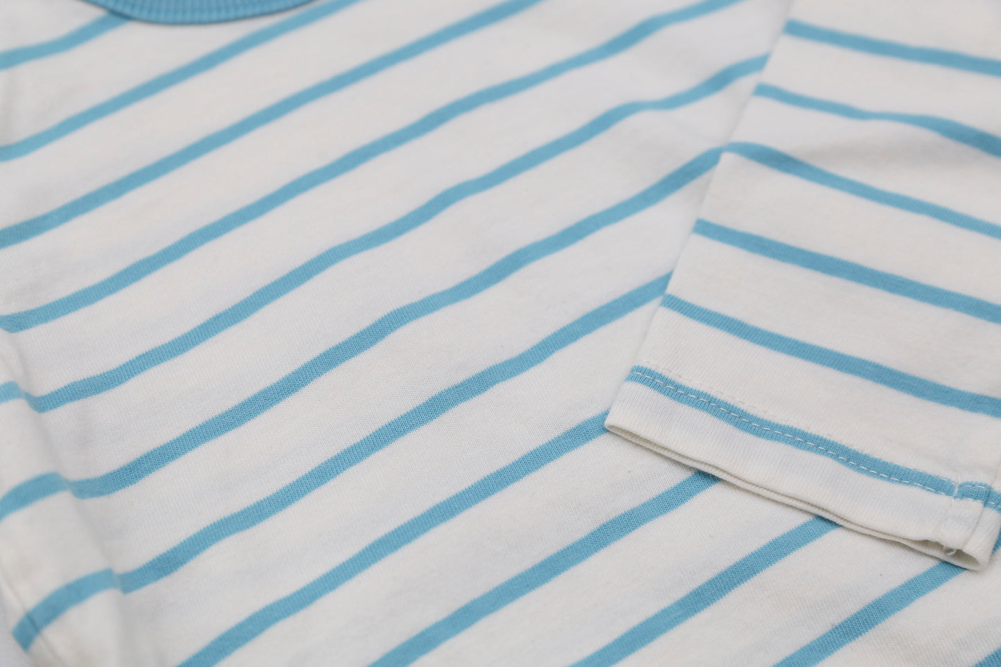 Langarmshirt mit hellblau-cremefarbenen Streifen (80)