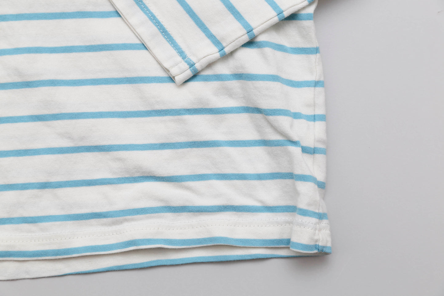 Langarmshirt mit hellblau-cremefarbenen Streifen (80)