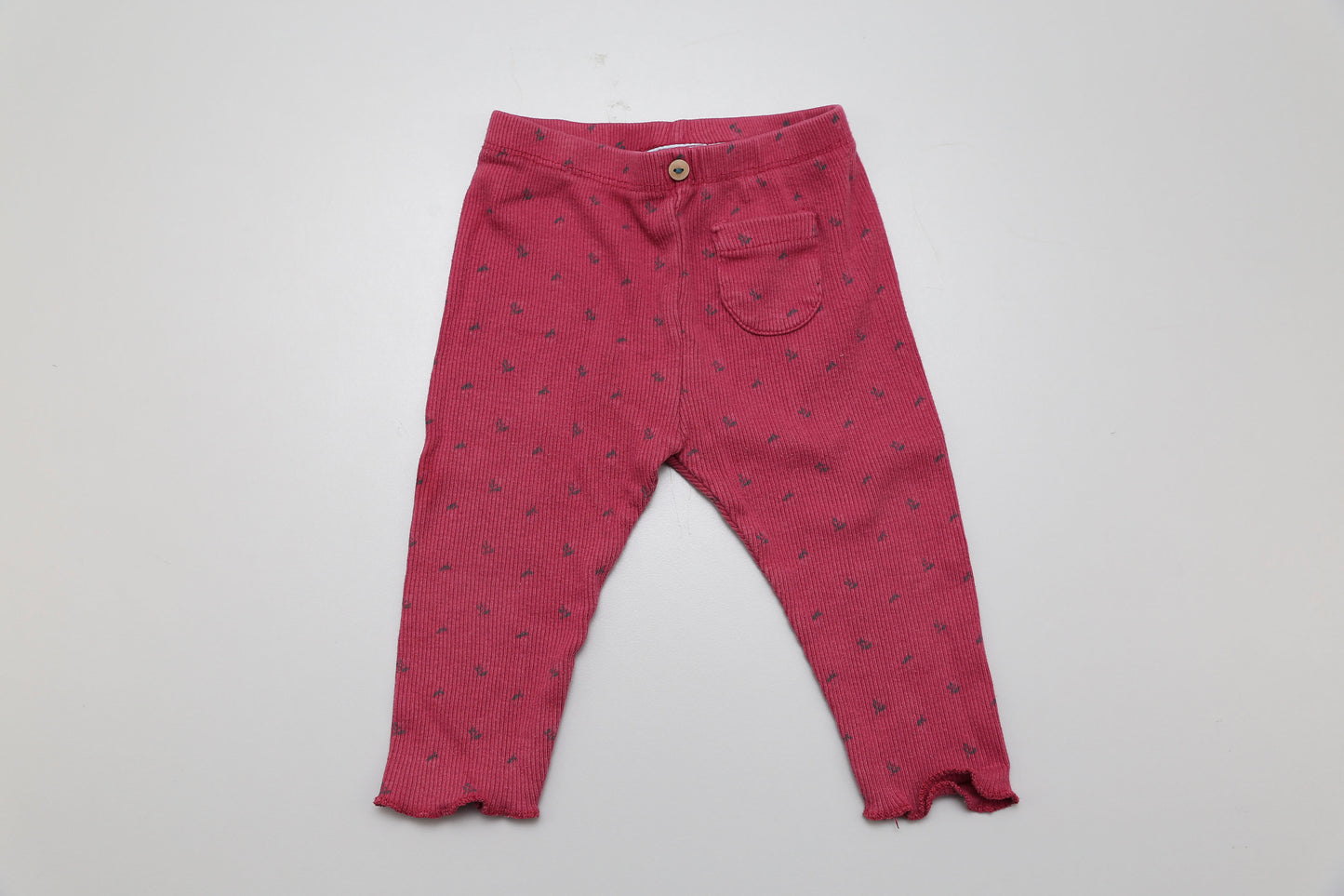 Weiche, bordeauxfarbene Baby-Leggings mit zartem Allover-Muster – aus angenehm geripptem Material, das sich schön anpasst. Perfekt für gemütliche Outfits und kleine Entdeckerinnen. In Größe 74 erhältlich.