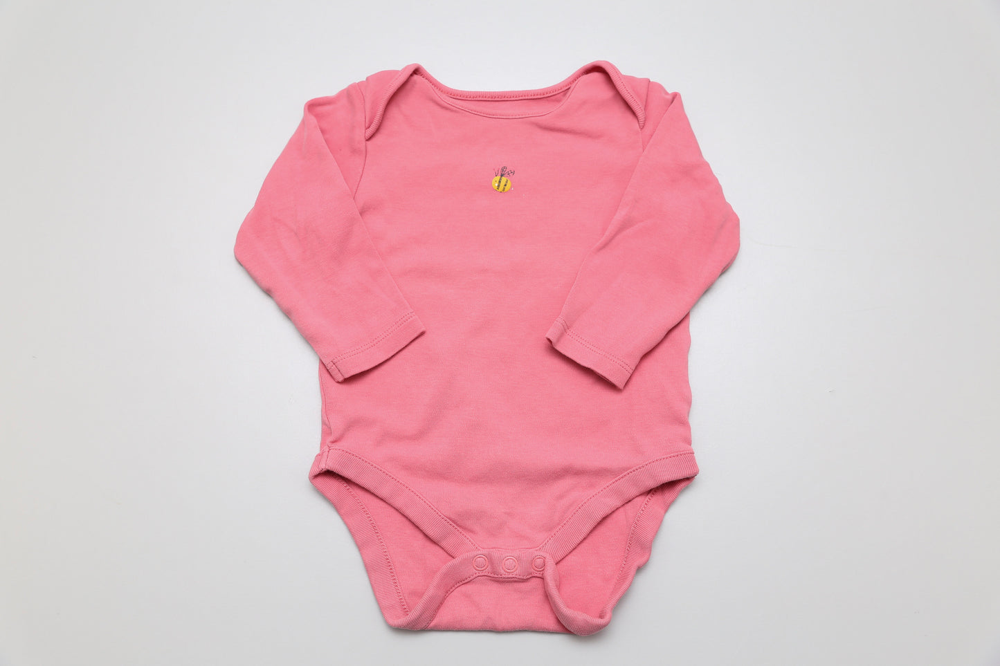 Süßer rosa Baby-Body mit langen Ärmeln und niedlichem Bienenmotiv. Aus 100 % weicher Baumwolle – perfekt für kleine Mädchen in Größe 74. Nachhaltig und bequem!