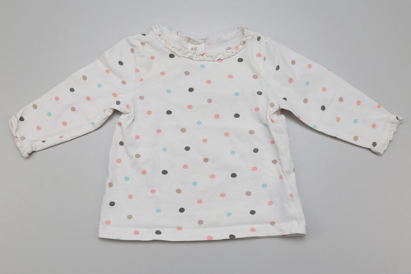 Weißes Langarmshirt mit Punkten und Rüschenkragen (68)