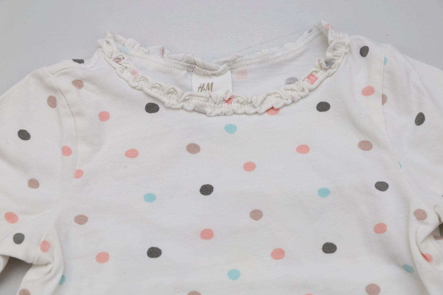 Weißes Langarmshirt mit Punkten und Rüschenkragen (68)