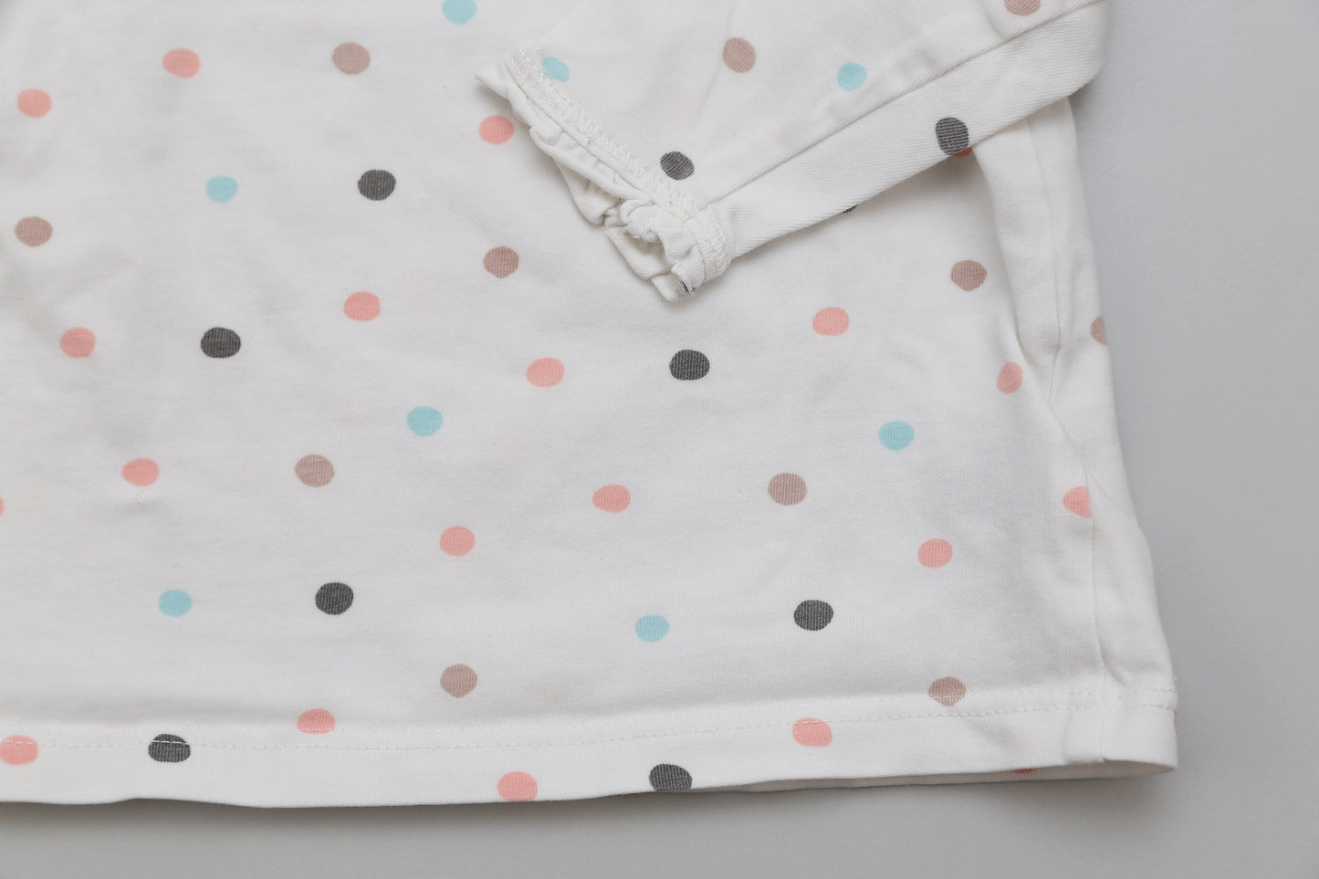 Weißes Langarmshirt mit Punkten und Rüschenkragen (68)