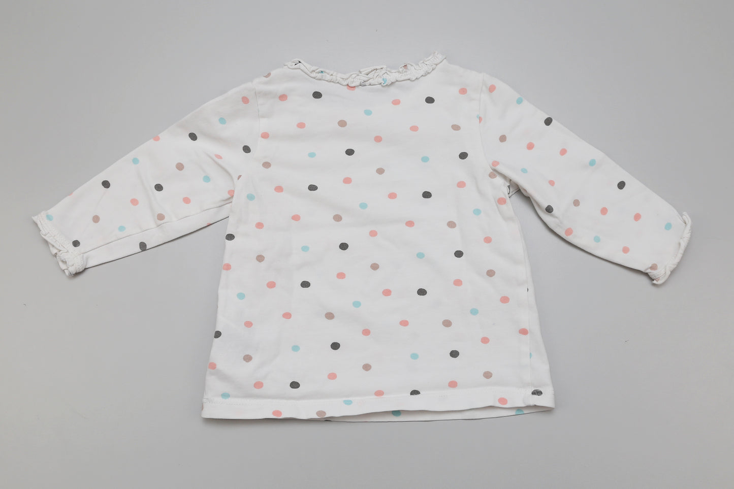 Weißes Langarmshirt mit Punkten und Rüschenkragen (68)