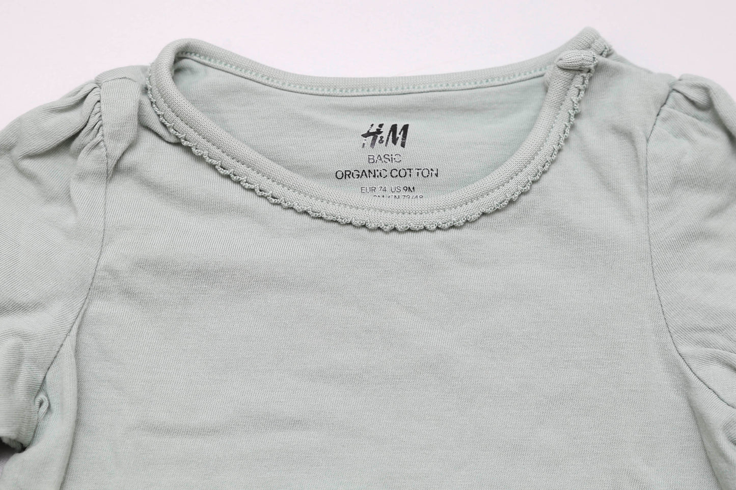 Hellgrünes Langarmshirt mit Schulterknopf (74)