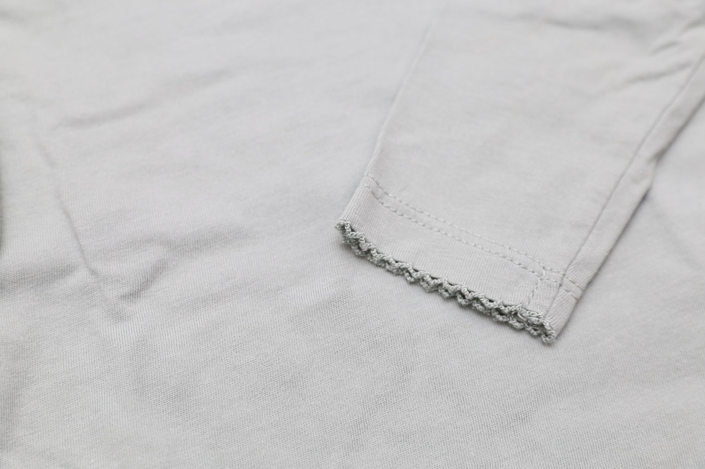Hellgrünes Langarmshirt mit Schulterknopf (74)