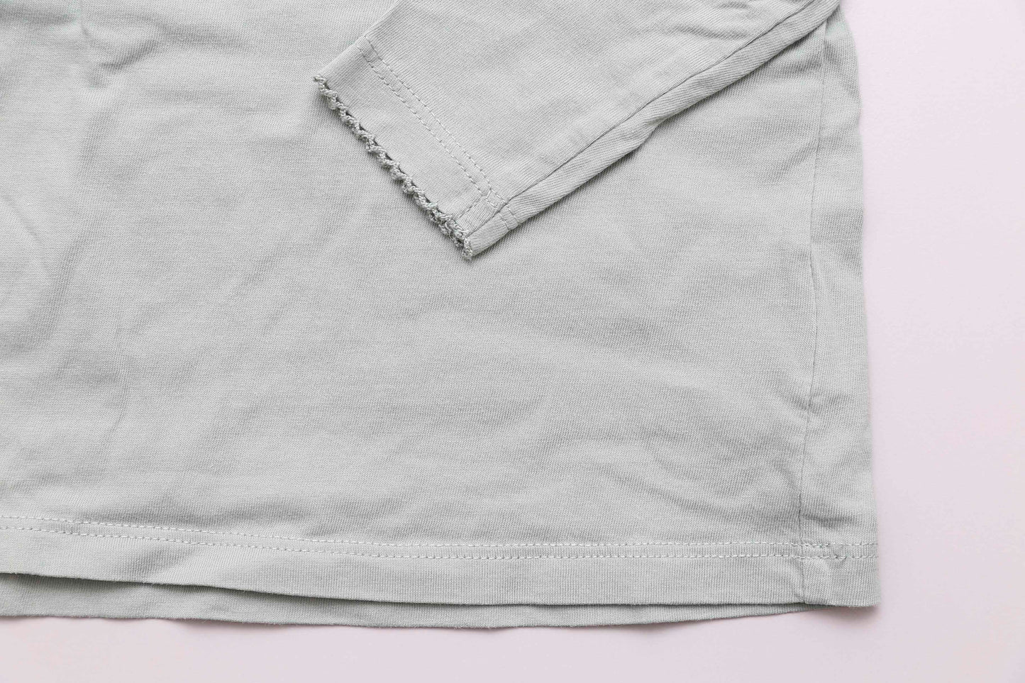 Hellgrünes Langarmshirt mit Schulterknopf (74)
