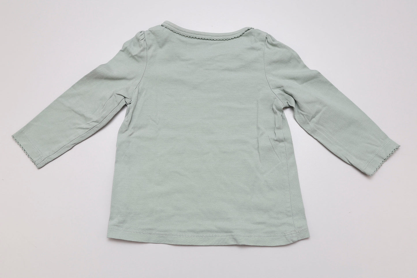 Hellgrünes Langarmshirt mit Schulterknopf (74)