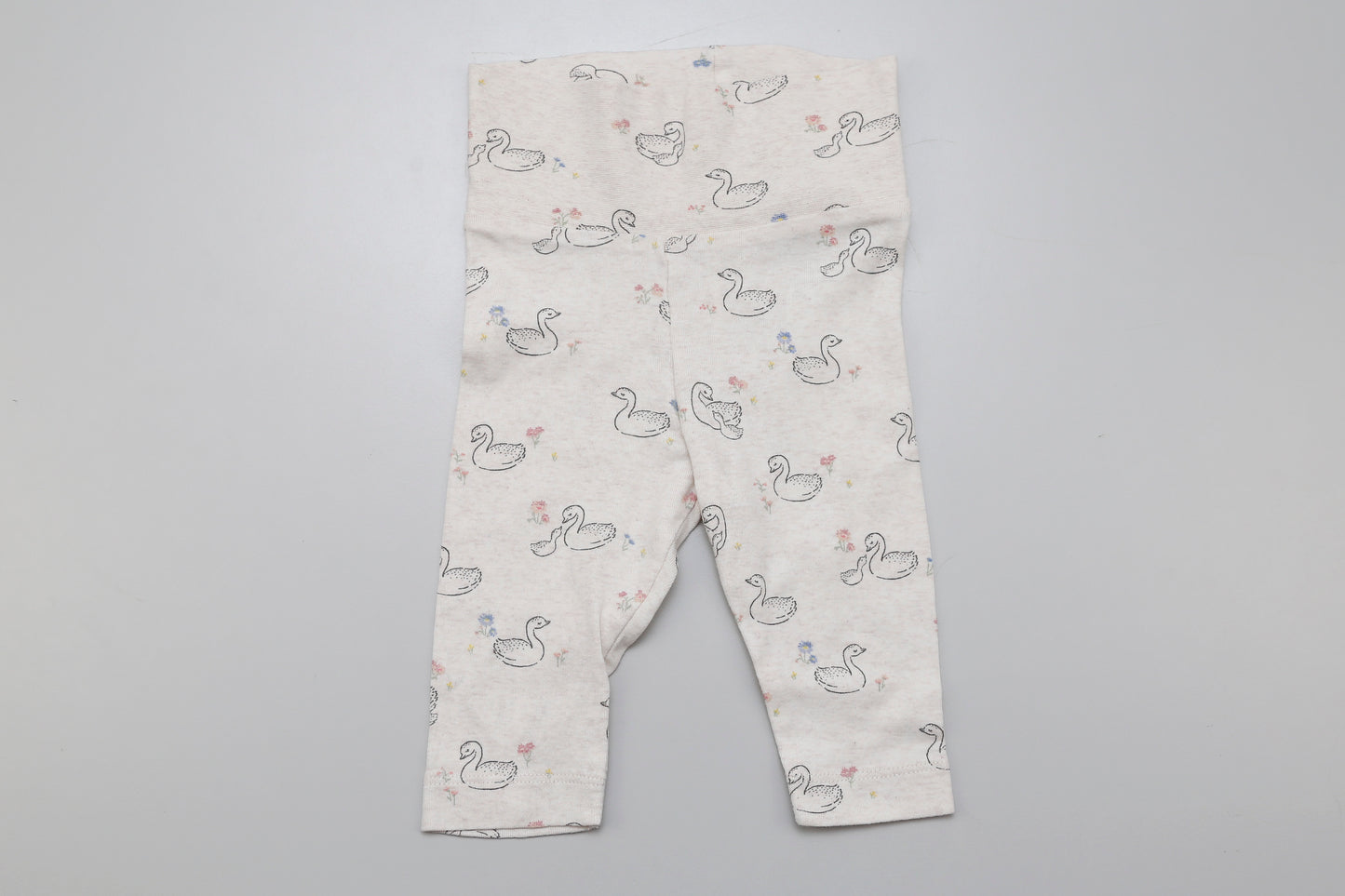 Zauberhafte beige Baby-Leggings mit Schwanenprint für Mädchen in Größe 68. Aus 100 % Bio-Baumwolle, mit erhöhtem Bund für besonders bequemen Sitz. Sanft zur Haut und perfekt für aktive Babys!