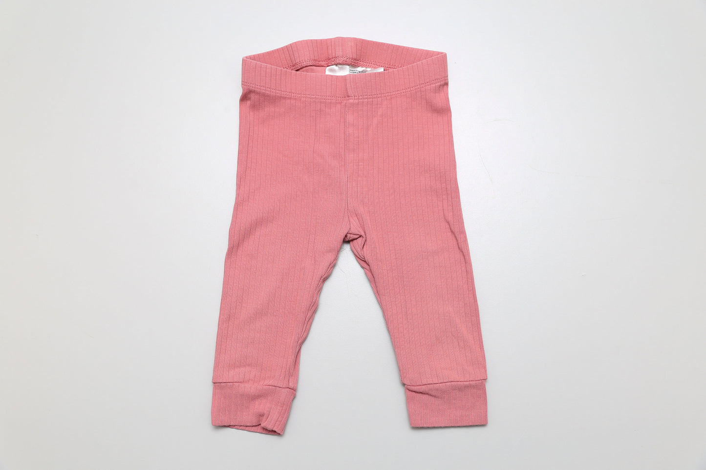 Weiche rosa Leggings von H&M für Mädchen in Größe 68. Aus geripptem Stoff mit 95 % Bio-Baumwolle und 5 % Elasthan – elastisch, bequem und in neuwertigem Zustand. Ideal für jeden Tag!