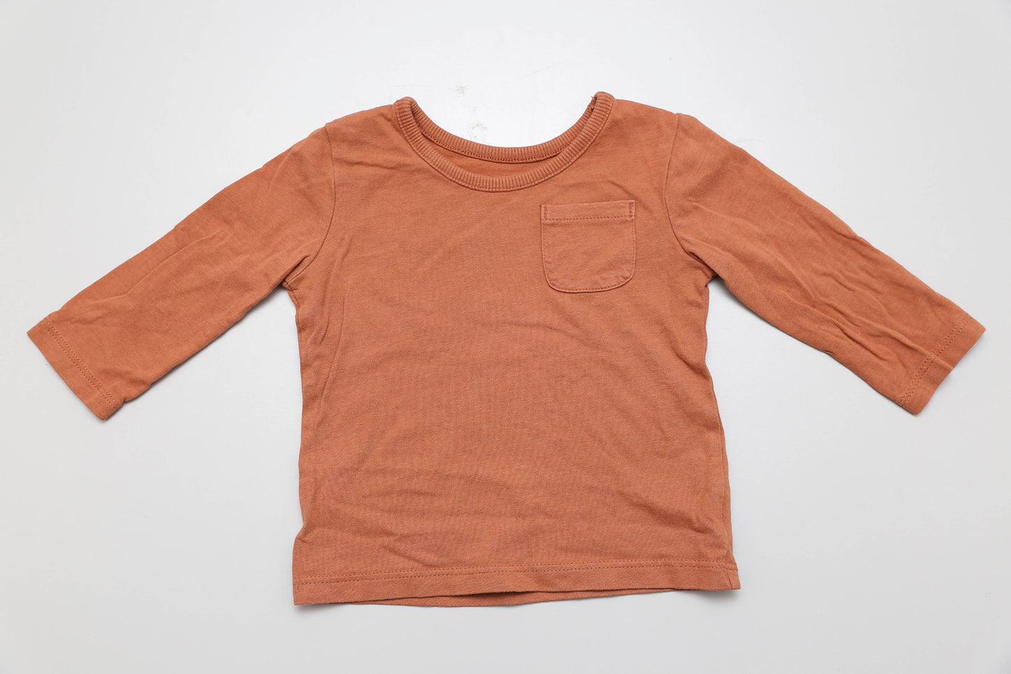 Klassisches braunes Langarmshirt für kleine Jungs in Größe 62/68 von George. Aus 100 % Baumwolle, mit einer kleinen Brusttasche – weich, bequem und perfekt für den Alltag.