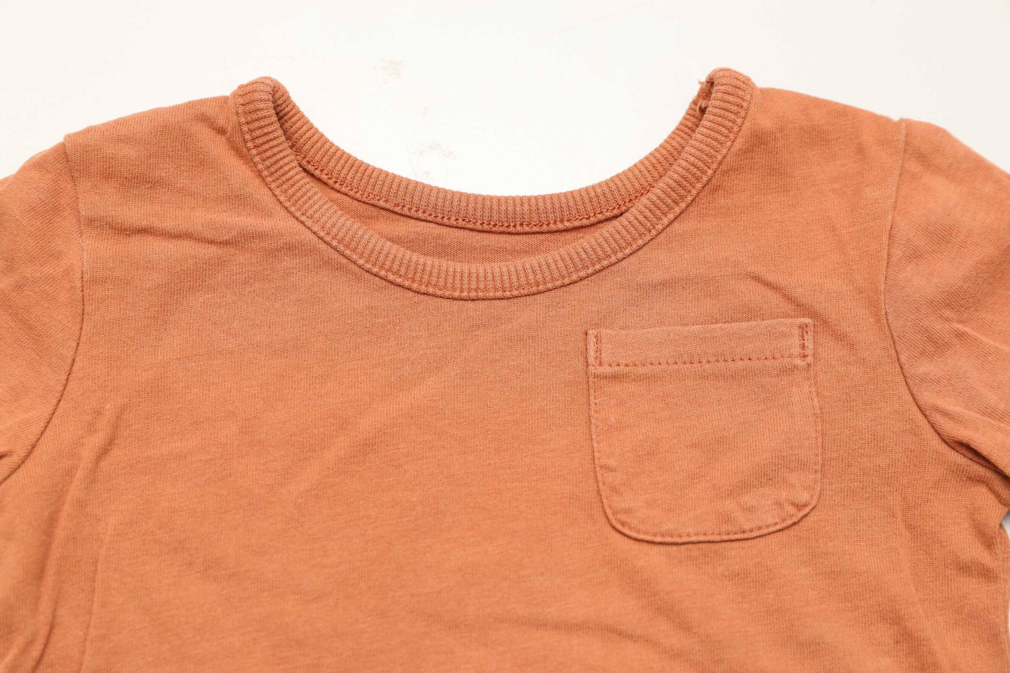 Braunes Langarmshirt mit Brusttasche (62-68)
