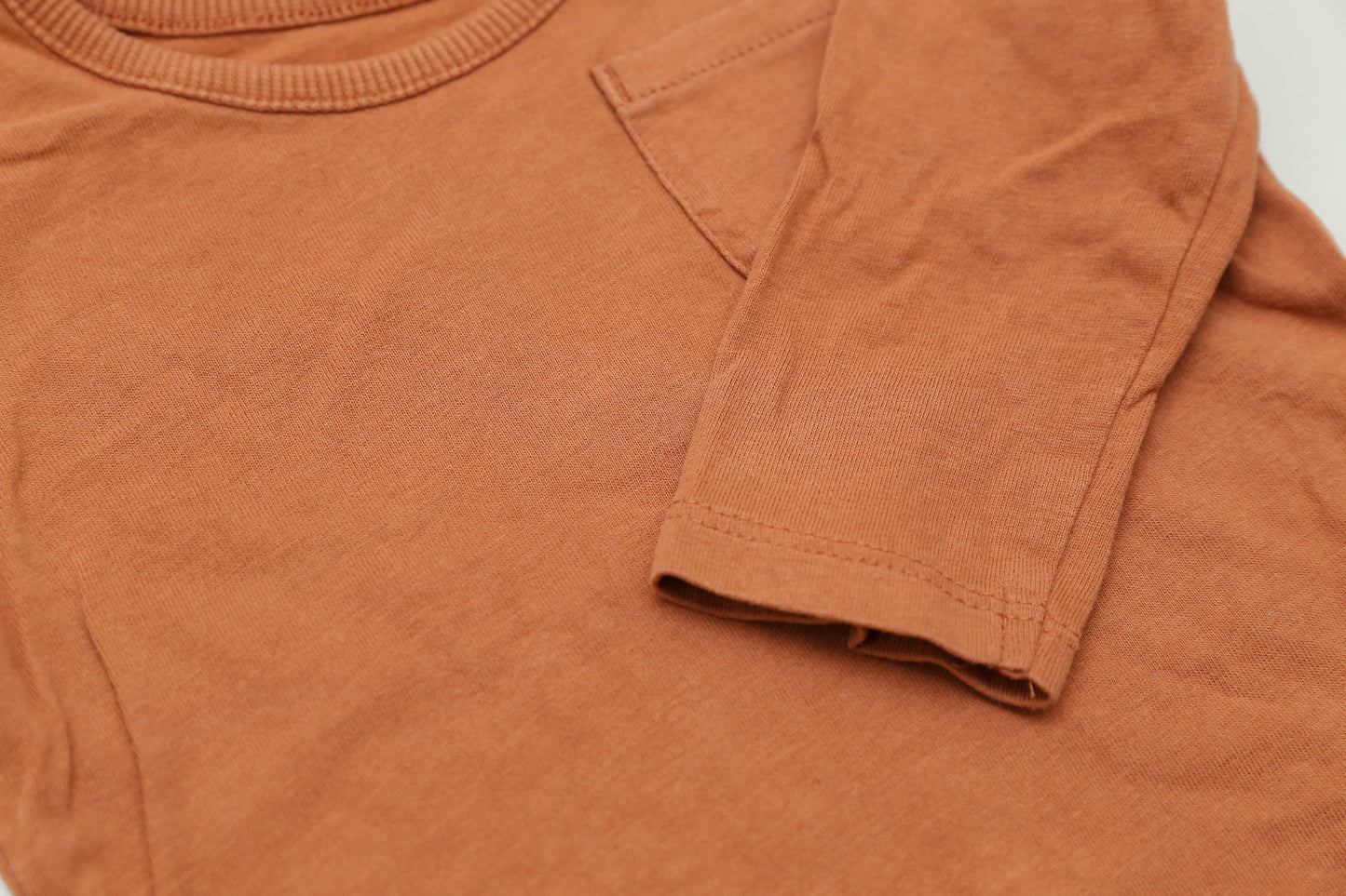 Braunes Langarmshirt mit Brusttasche (62-68)