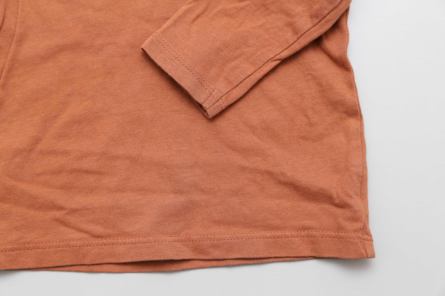 Braunes Langarmshirt mit Brusttasche (62-68)
