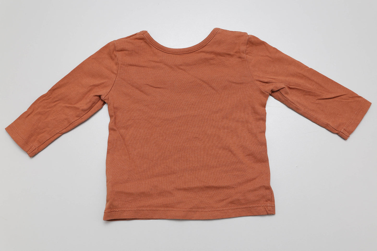 Klassisches braunes Langarmshirt für kleine Jungs in Größe 62/68 von George. Aus 100 % Baumwolle, mit einer kleinen Brusttasche – weich, bequem und perfekt für den Alltag.