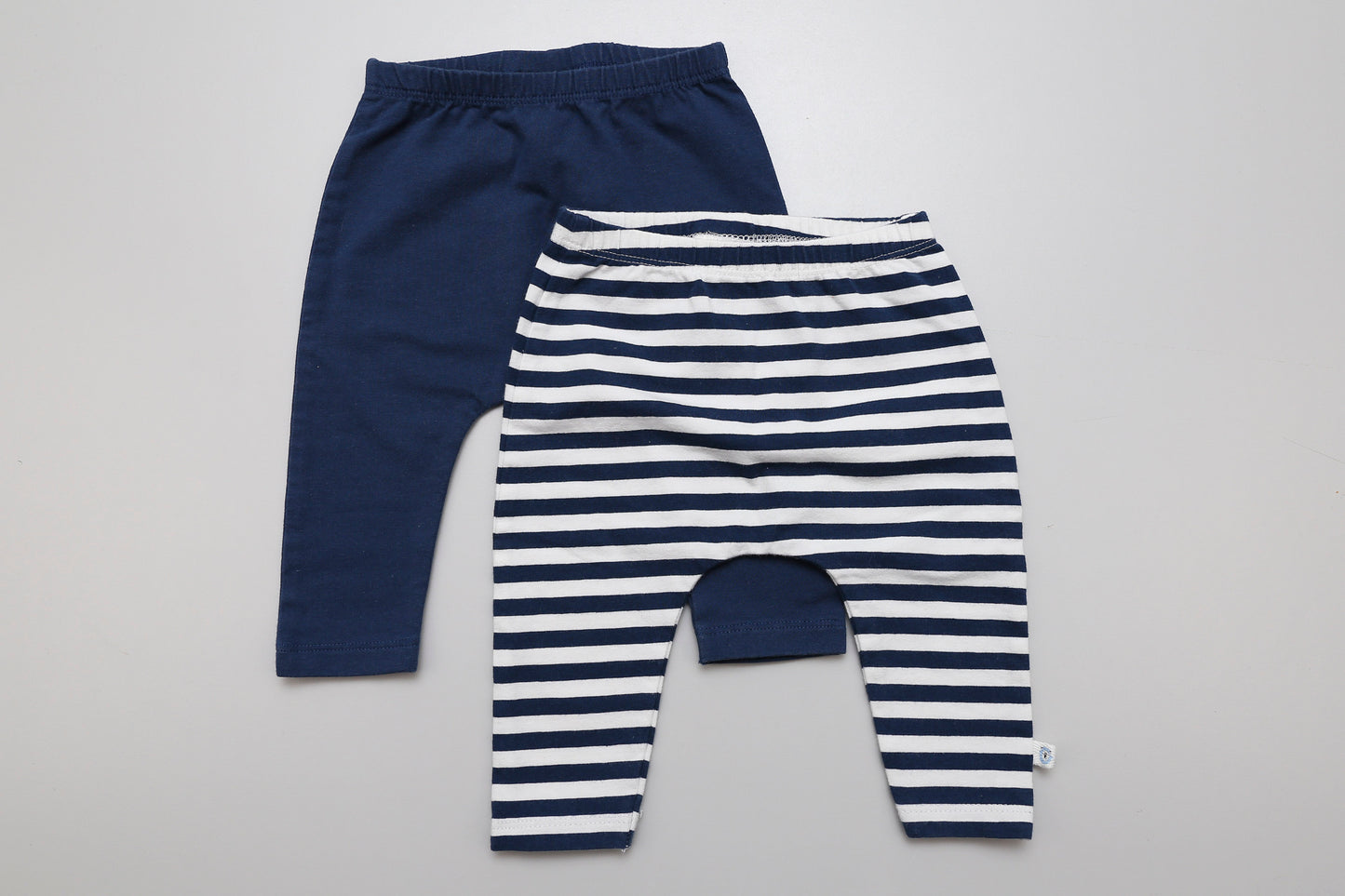 Praktisches 2er-Set Baby-Leggings von Next für Jungen – in Uni-Blau und Blau-Weiß gestreift. Dank erweitertem Schnitt ideal für Stoffwindeln geeignet. Aus 92 % Baumwolle und 8 % Elasthan – weich, elastisch und formstabil ohne Pilling.