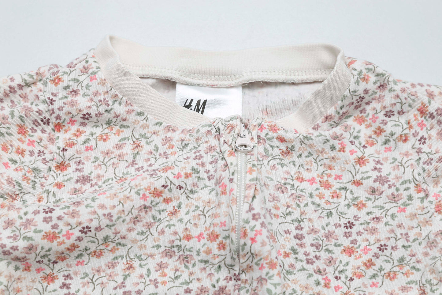 Strampler mit Fuß und Blumenmuster (68)